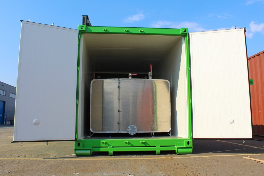 Fire suppression container equipped with a custom-made water tank