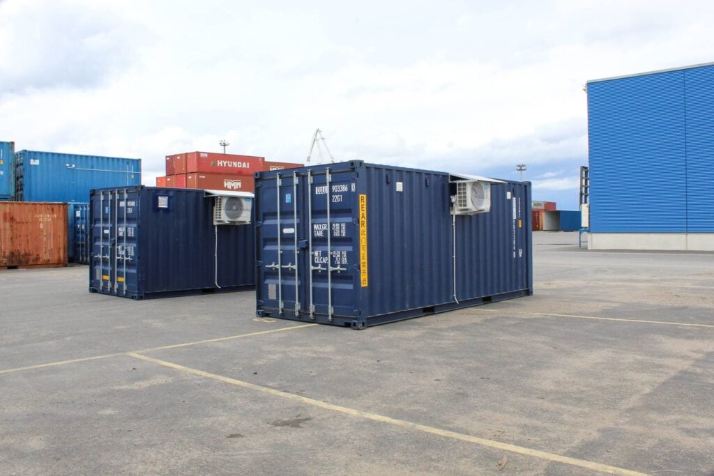 Ventilation-optimised equipment containers